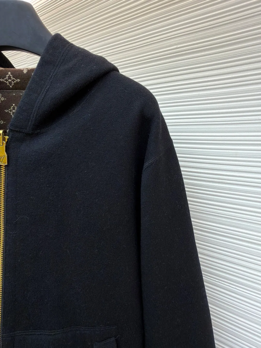 LOUIS VUITTON double-sided hooded full-print jacket ●Original version: purchased and developed by 29237 ●Item number: 1681682-C55 ●Fabric: sheep wool fabric ●Technology: knitted ●Color: black/brown ●Version: fitted version ●Weight: about 1165 grams ●Size: S-M-L-XL ●Description: This double-sided hooded jacket adopts Louis Vuitton's classic double-sided design process. One side is the brand's iconic presbyopic pattern, and the other side is a solid color design. The front of the jacket features a gold metal zipper with Louis Vuitton's branding on the zipper pull, and precision stitching on the edge of the zipper to ensure the durability and smoothness of the zipper. The brim and hem of the jacket are ribbed, which not only ensures wearing comfort, but also effectively prevents wind and warmth. The chest pocket design uses hidden sewing technology, and the edges of the pocket fit closely with the main fabric, which not only maintains the overall aesthetics, but also increases practicality. The lining of the jacket is also made of high-quality fabric, which perfectly matches the outer fabric to ensure comfort and breathability. The overall sewing process uses double stitching to ensure the durability and stability of the jacket. The overall wiring is straight and delicate, the fabric is comfortable and soft, and the color is consistent without color difference. It can be matched with the same style to create a fashionable look and control various occasions. Customized accessories, complete with three standards, same style for men and women!